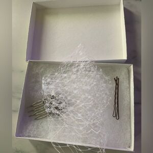 Chic White Bridal Hair Comb with Veil